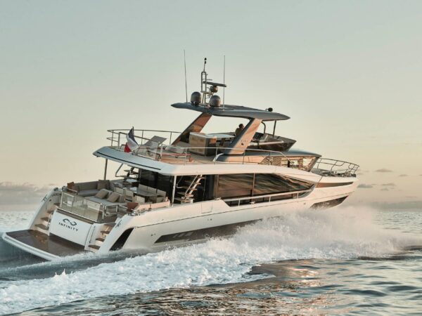 Prestige X70, jacht varend op zee met golven