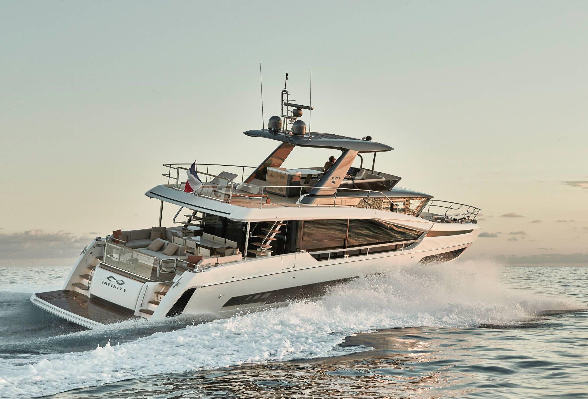Prestige X70, jacht varend op zee met golven