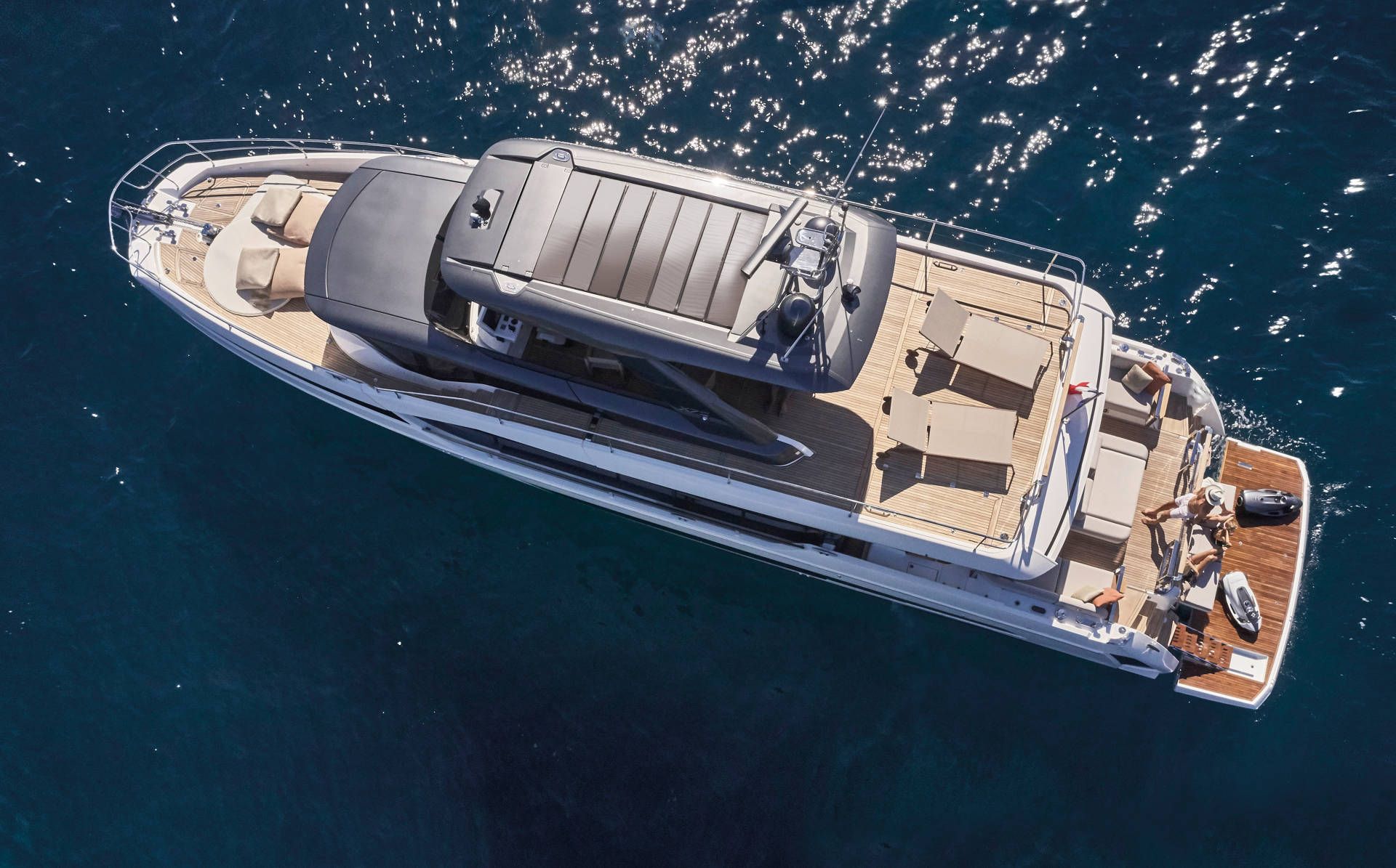 Prestige X70, luchtfoto van jacht op zee