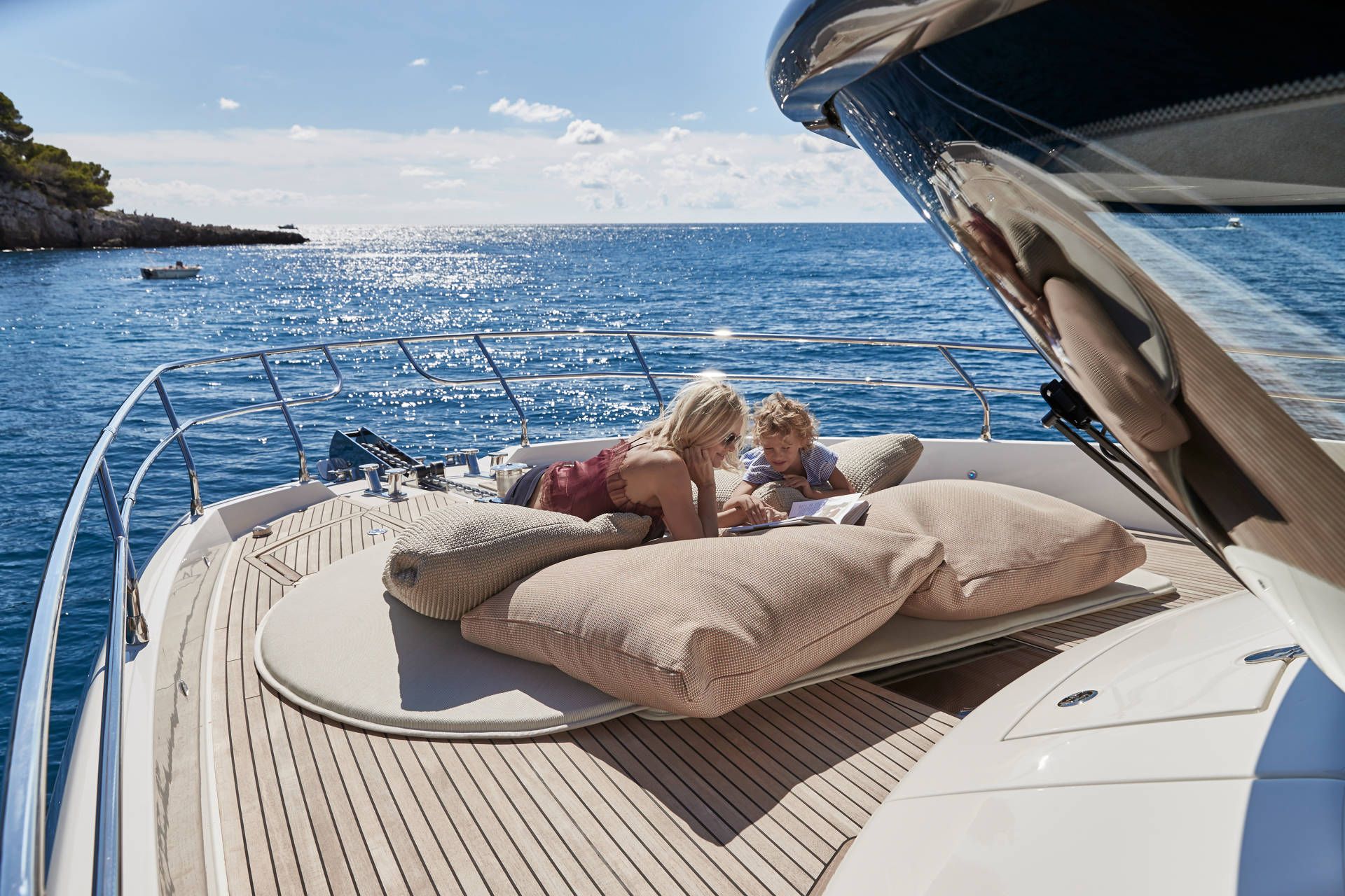 Prestige X70, moeder en kind op voordek