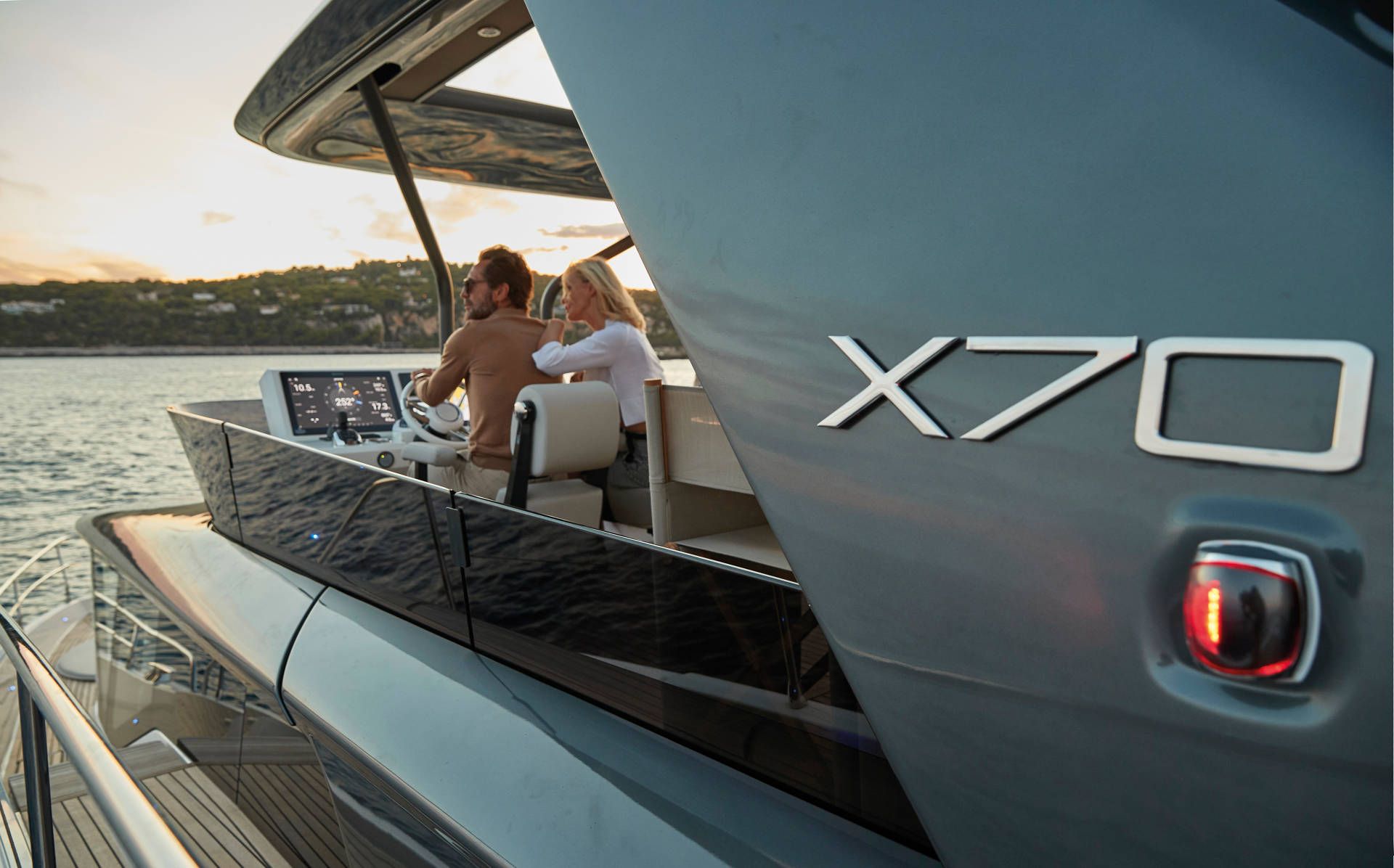 Prestige X70, stel aan stuurstand bij zonsondergang