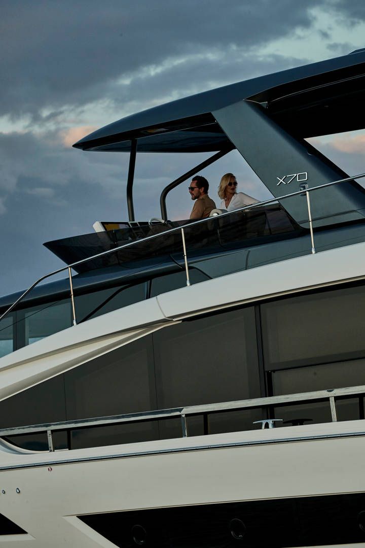 Prestige X70, stuurstand met stel aan boord