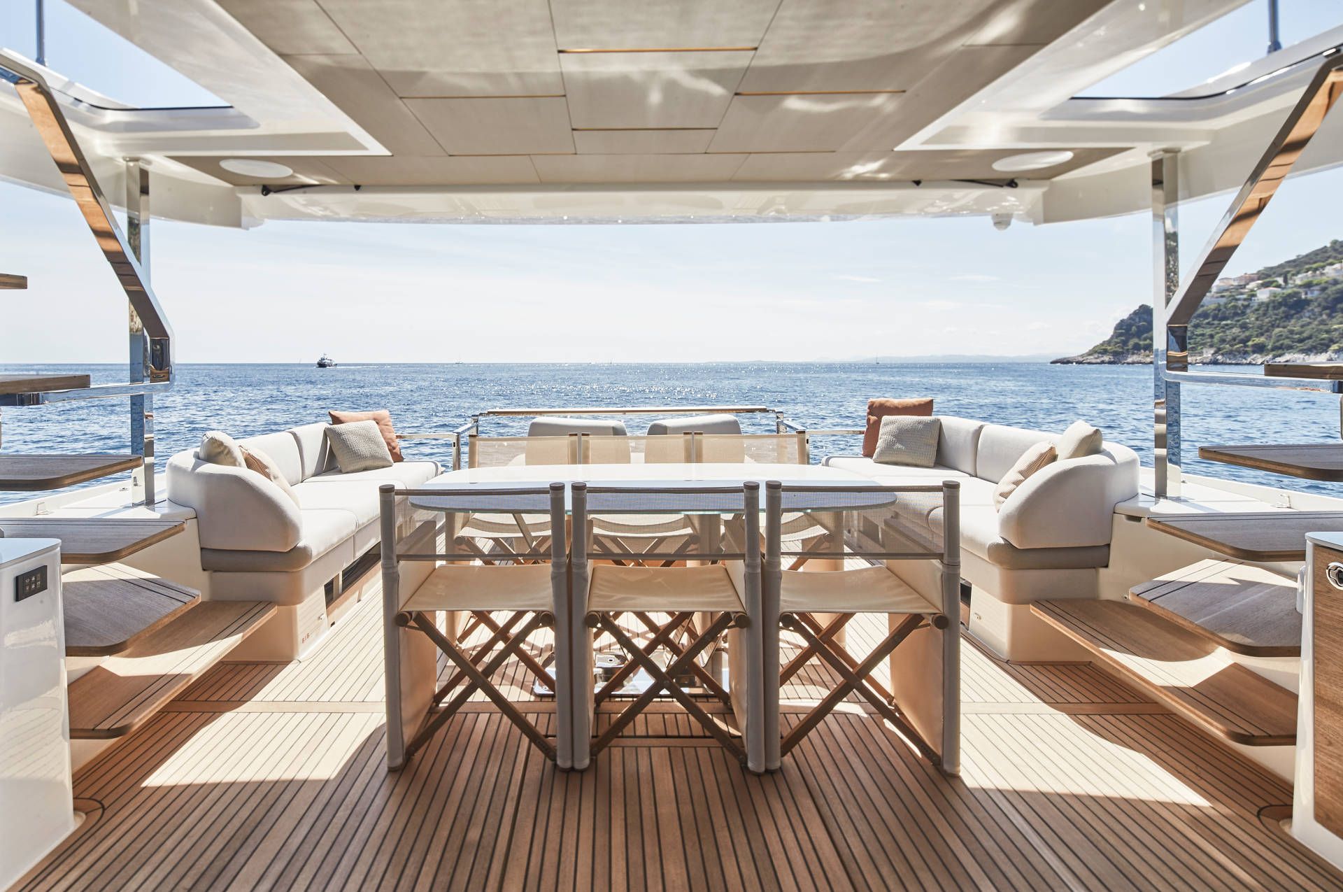 Prestige X70, achterdek met loungebank en tafel