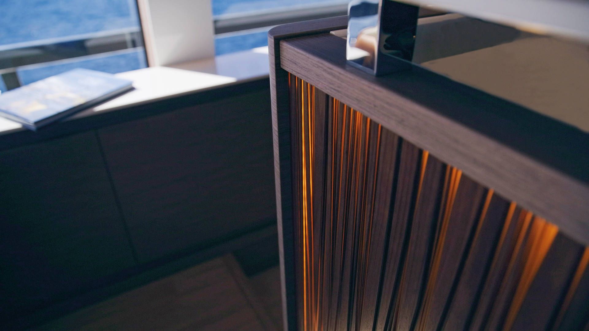 Prestige X70, houten kast met sfeerverlichting