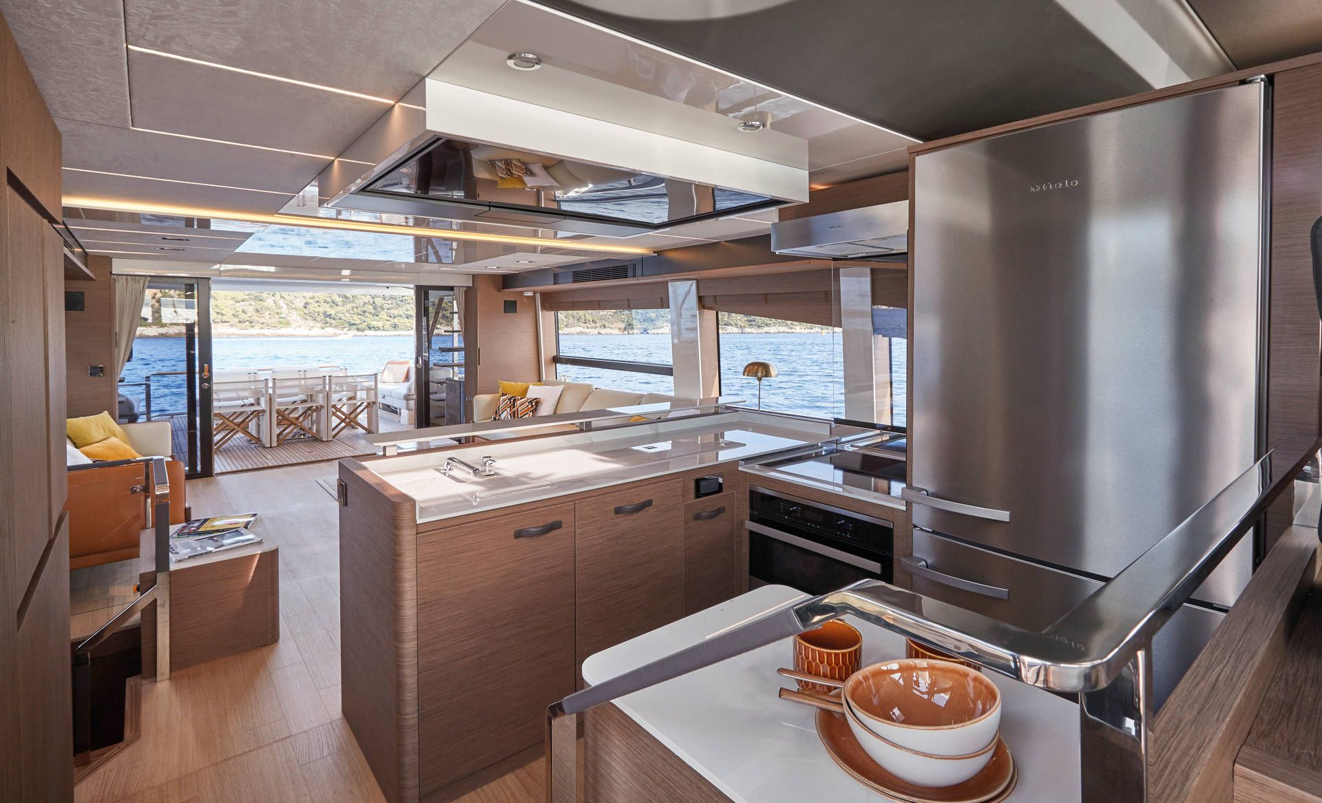 Prestige X70, luxe keuken met zeezicht