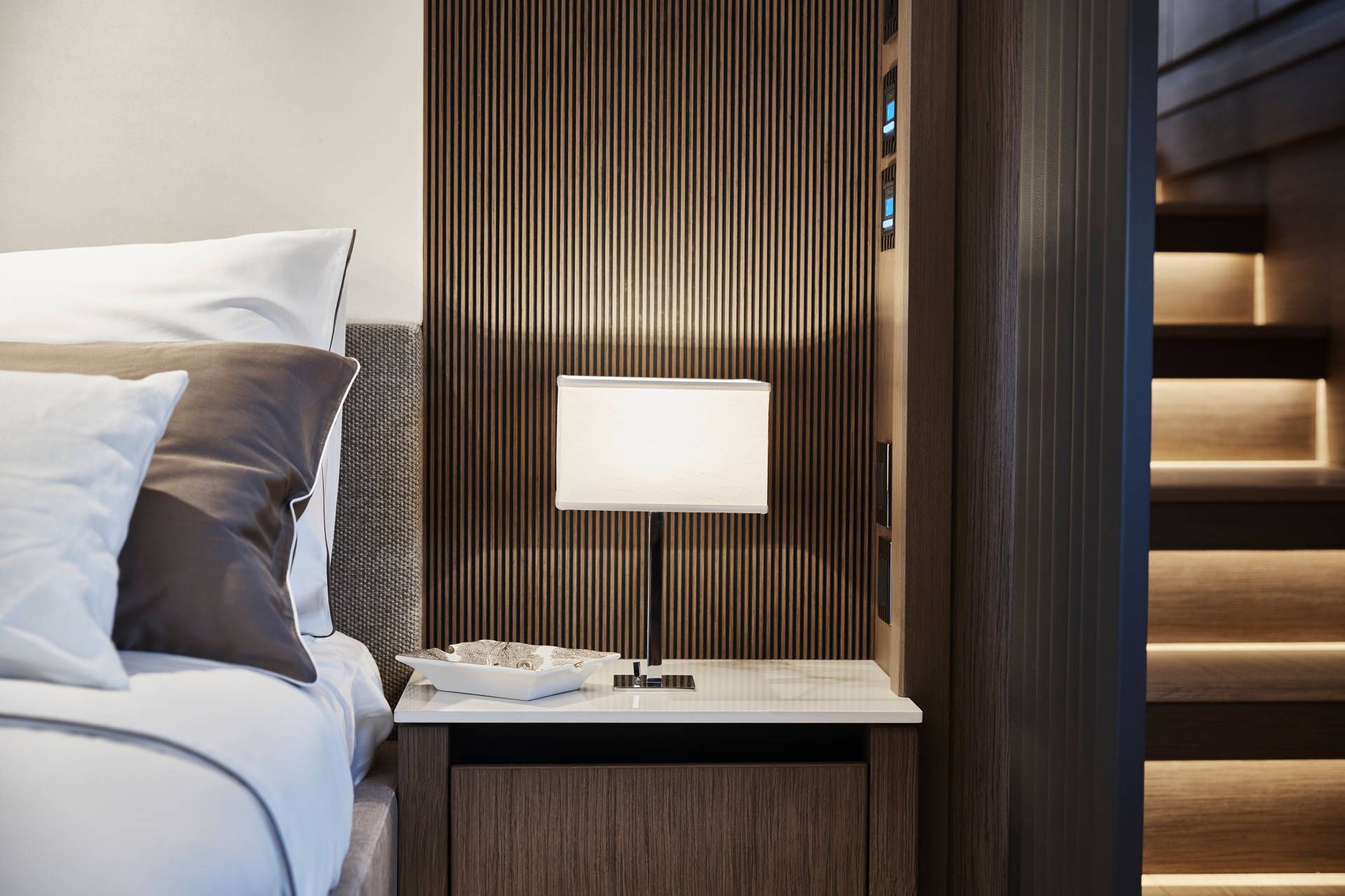 Prestige X70, slaapkamer met bed en nachtkastje