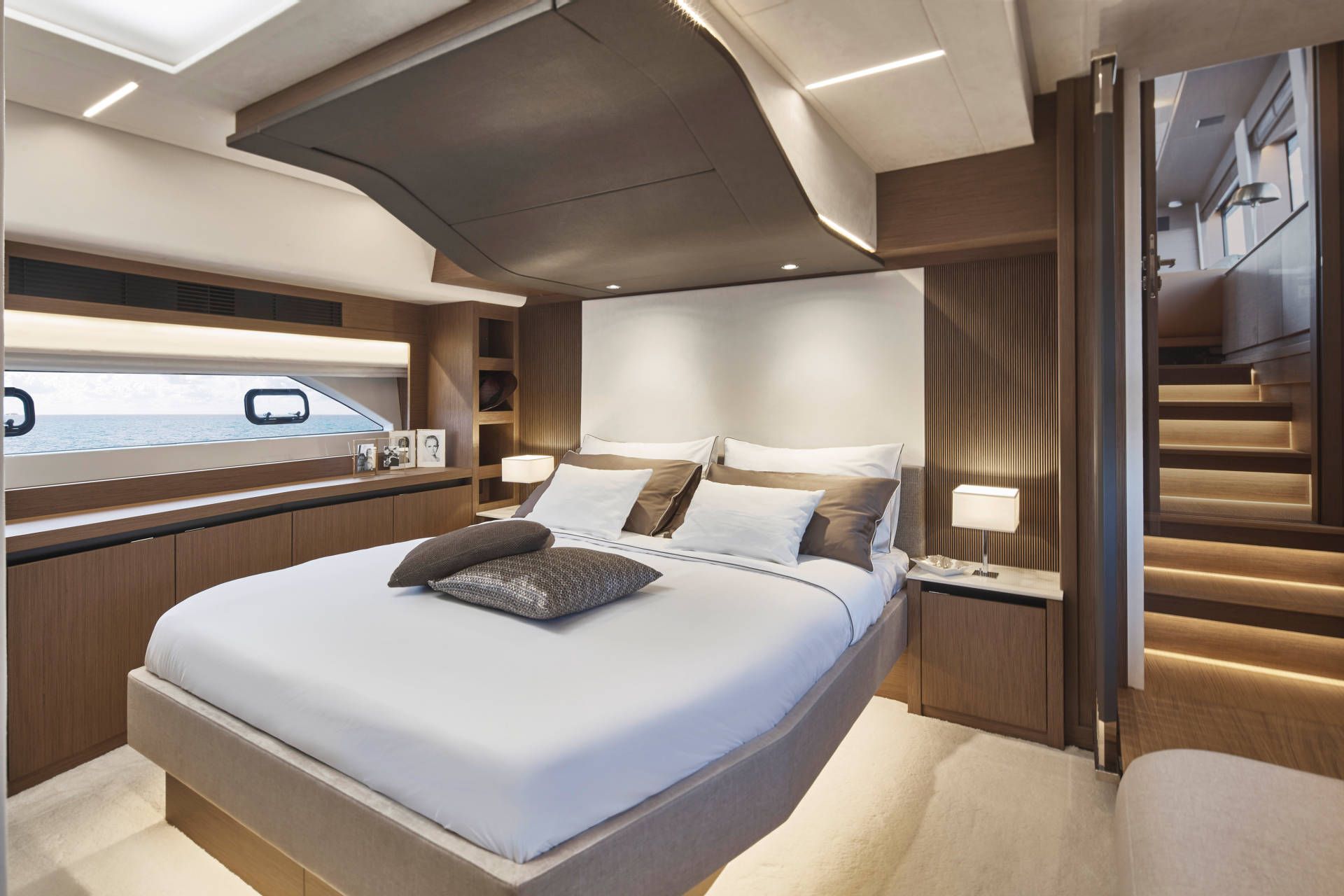 Prestige X70, slaapkamer met bed en trap