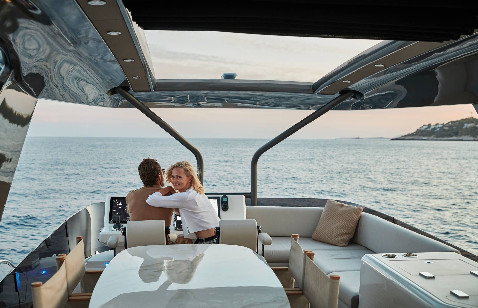 Prestige X70, stel aan boord bij zonsondergang