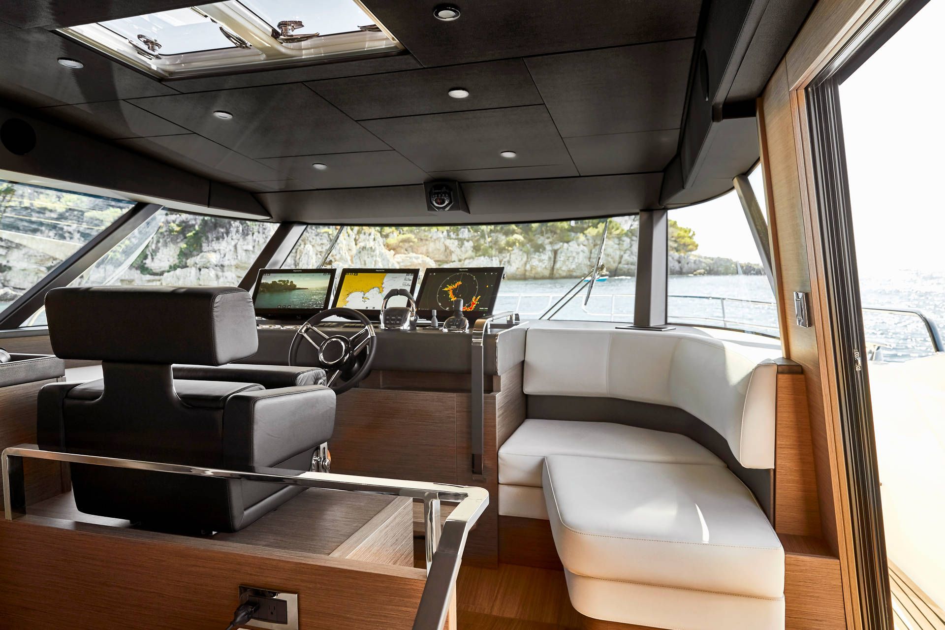 Prestige X70, stuurstand met navigatieschermen en zitbank