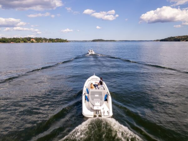 Q Q24 Club, boot varend op water