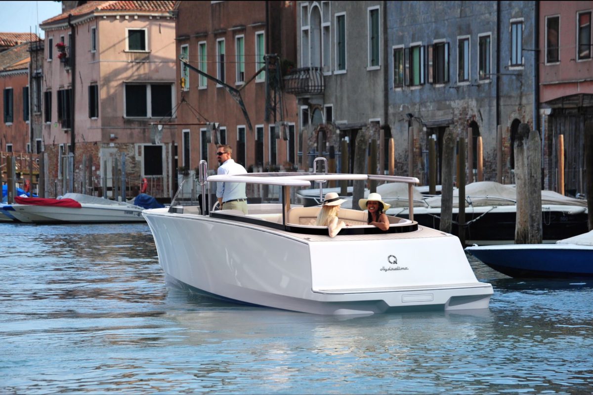 Q Q30 Limousine, boot varend op kanaal