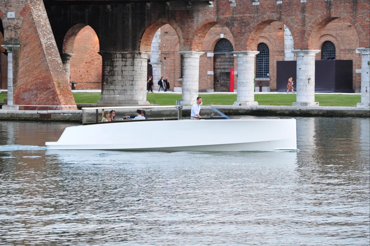 Q Q30 Limousine, witte boot vaart kanaal