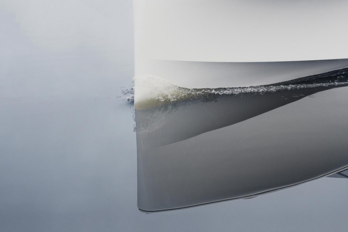 Q Q30, boeg boot doorklieft water