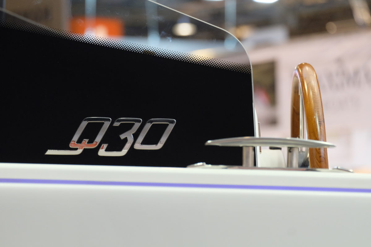 Q Q30, boot naam en stuurwiel detail