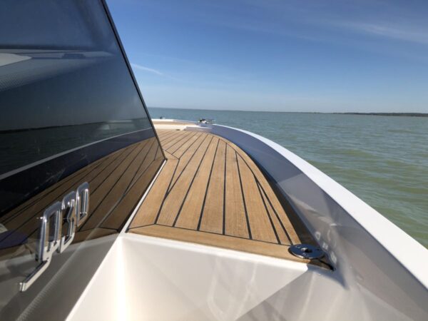 Q Q30, teakhouten voordek boot zee