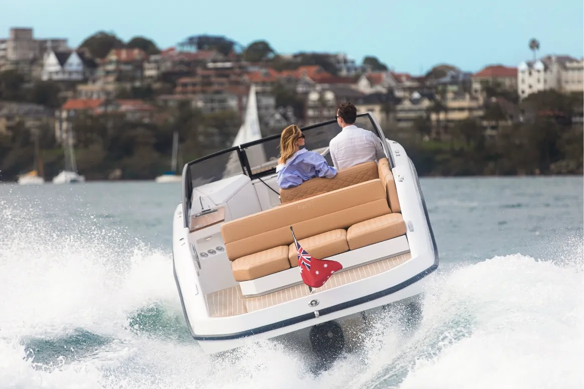 Rand Leisure 28, boot varend op water