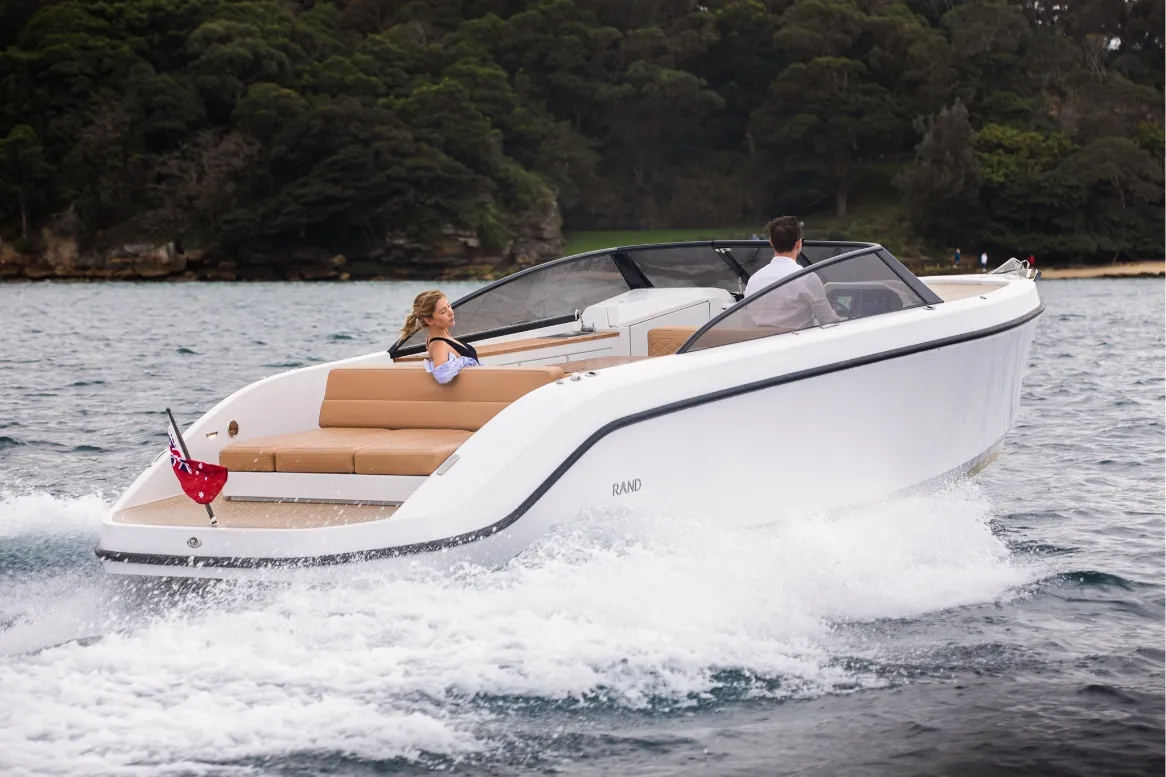 Rand Leisure 28, boot varend op water