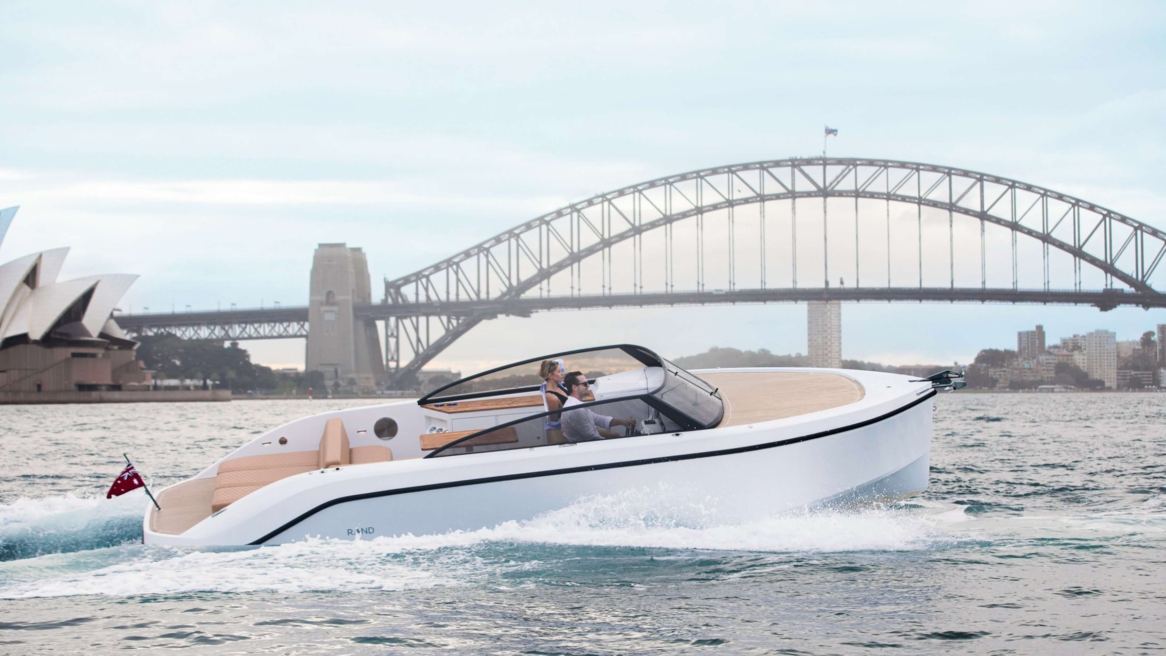 Rand Leisure 28, boot varend voor sydney skyline