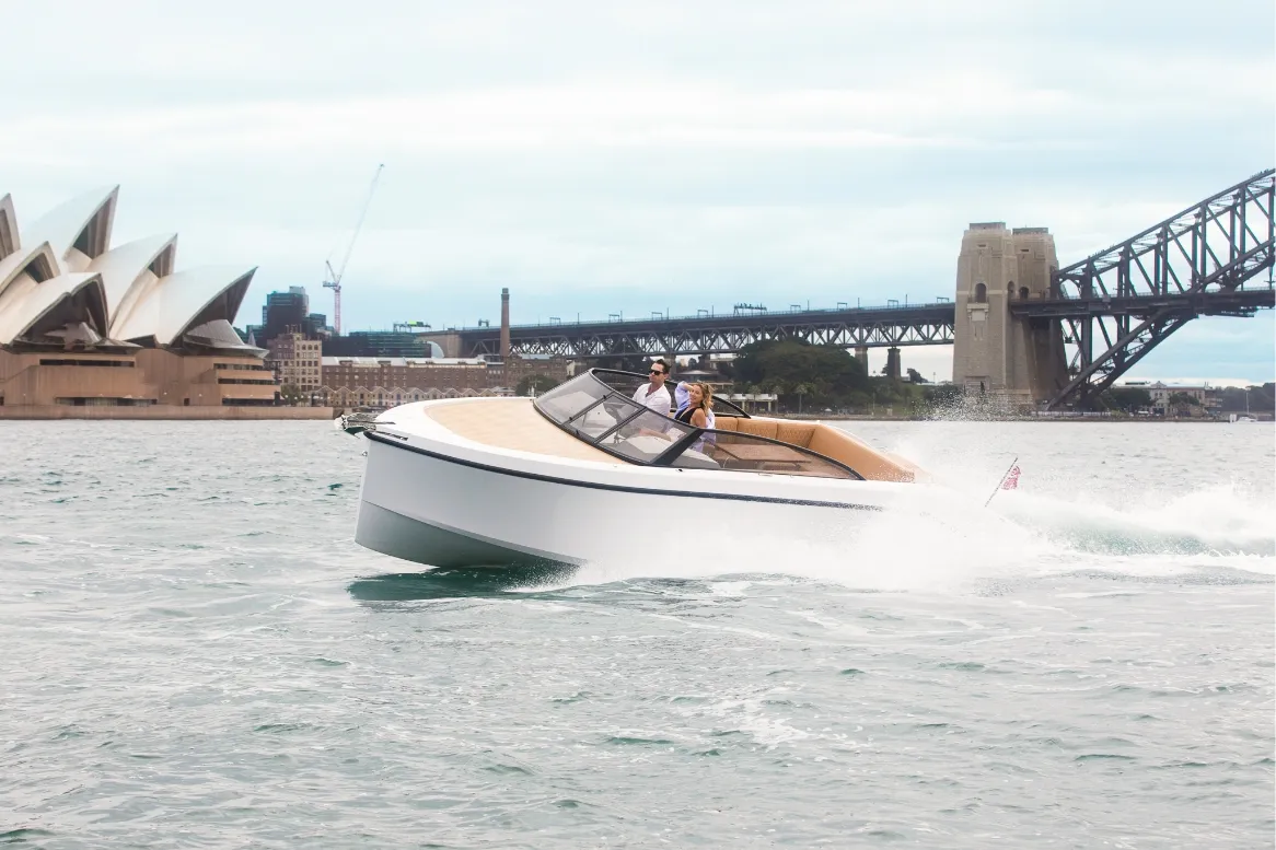 Rand Leisure 28, speedboot varend voor sydney skyline