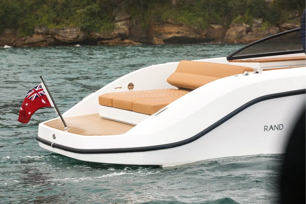 Rand Leisure 28, voordek met zitbank en vlag
