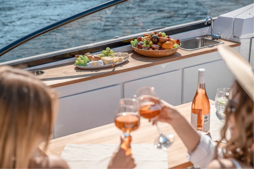 Rand Leisure 28, wijnglazen fruit en kaasplank aan boord