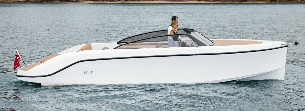 Rand Leisure 28, witte boot vaart op water