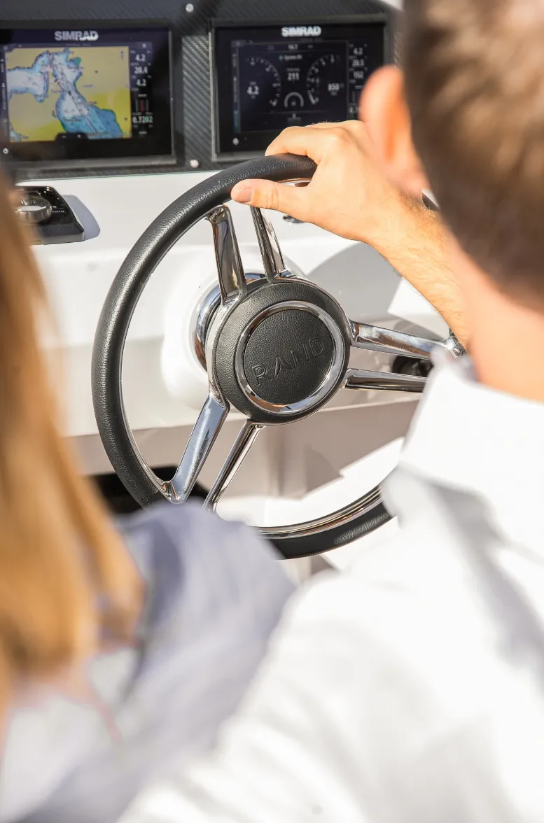 Rand Leisure 28, stuurwiel met navigatiescherm dashboard