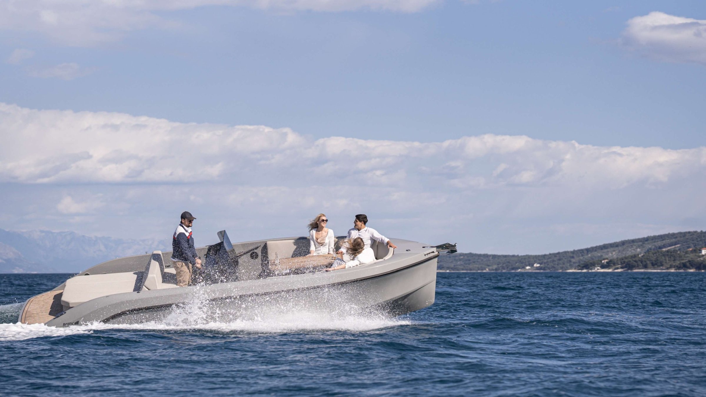 Rand Play 24, boot varend met passagiers op zee