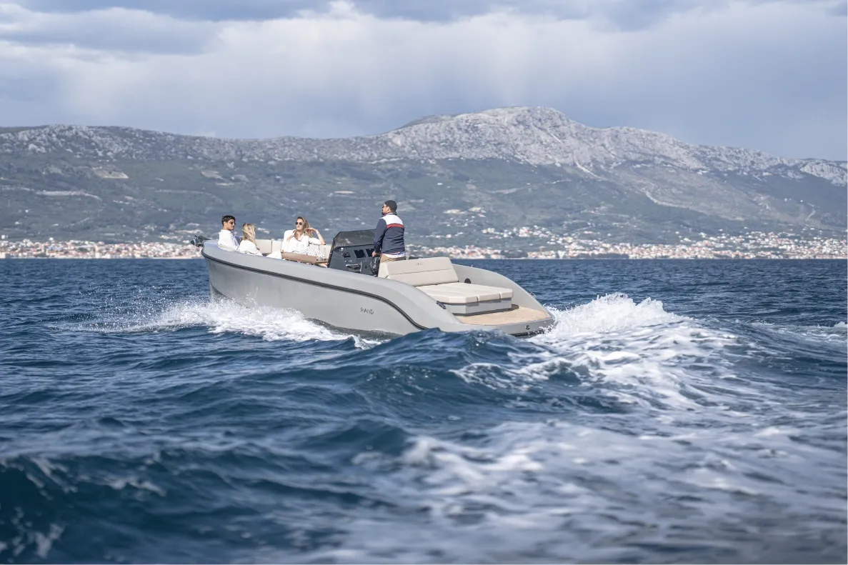Rand Play 24, boot varend op zee met bergen