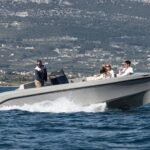 Rand Play 24, boot varend op zee met passagiers