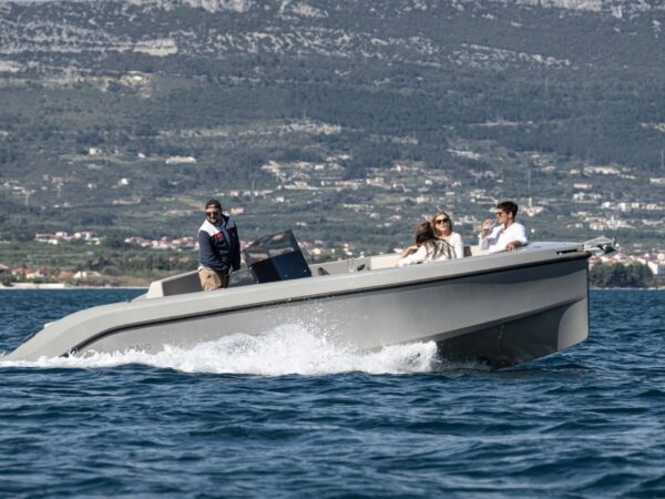 Rand Play 24, boot varend op zee met passagiers