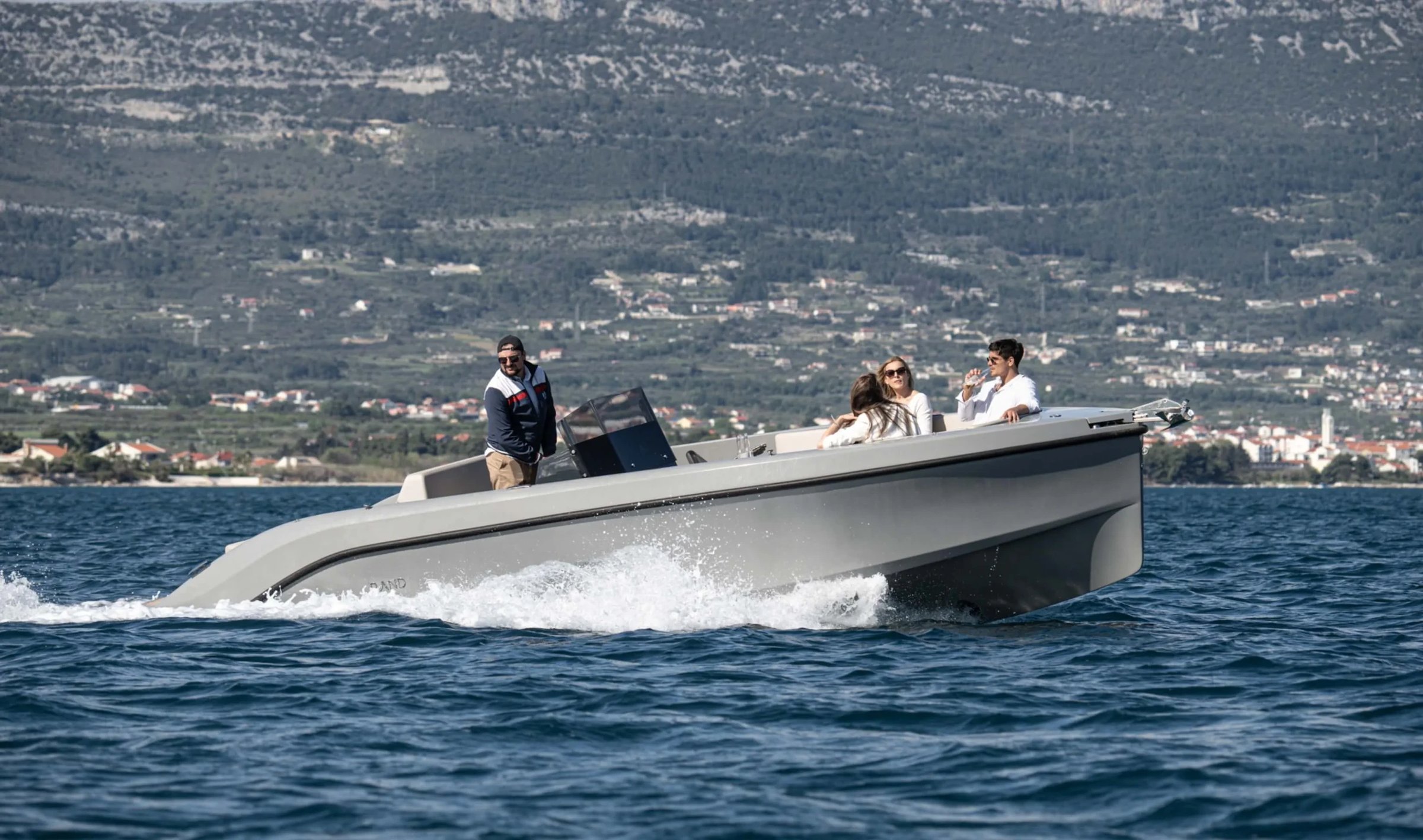 Rand Play 24, boot varend op zee met passagiers