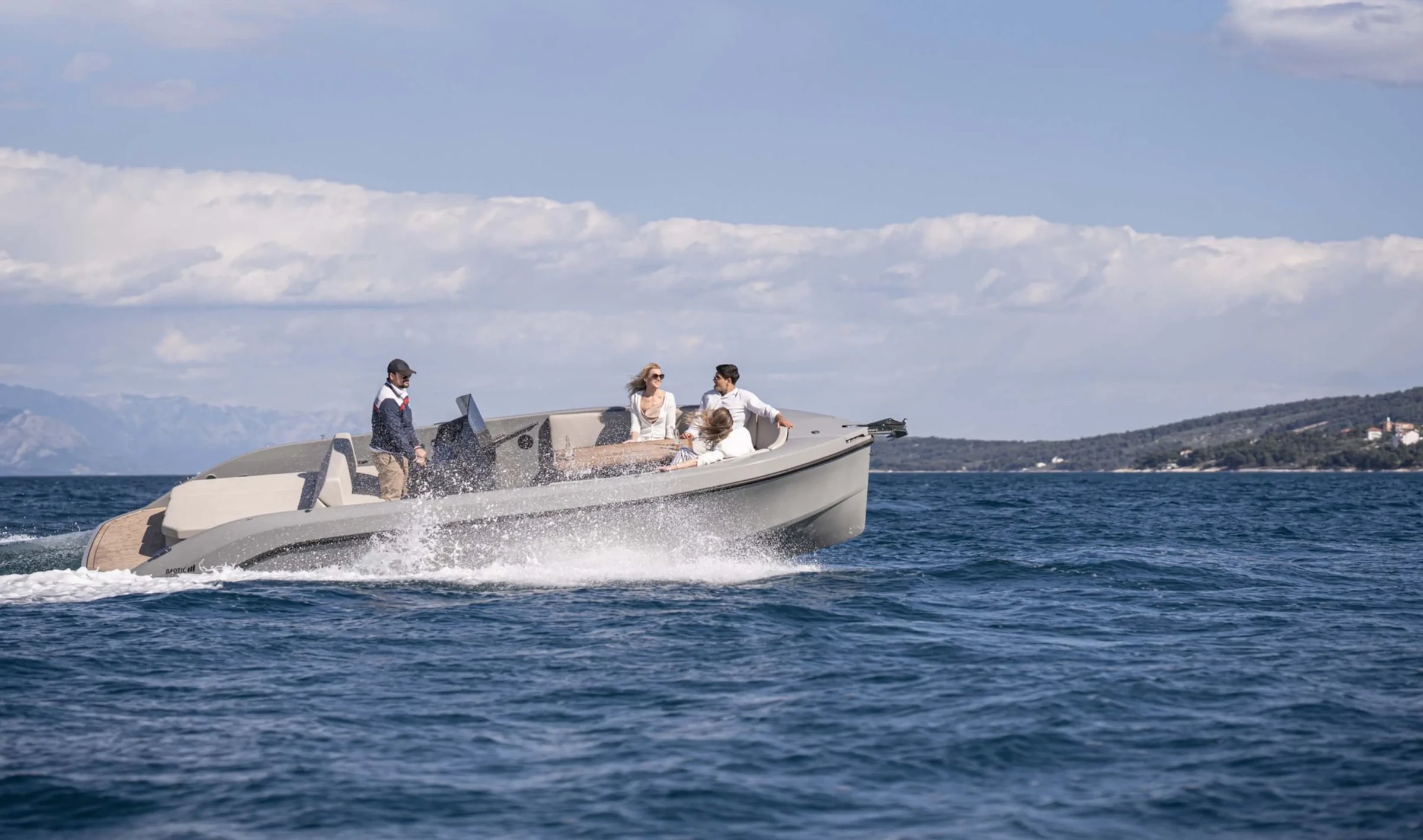 Rand Play 24, boot varend op zee met passagiers