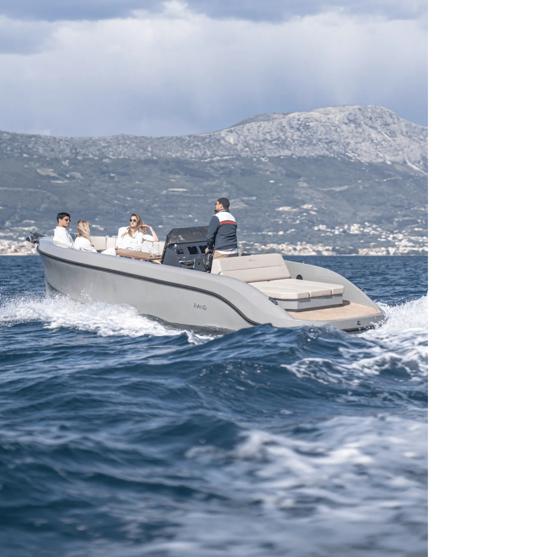 Rand Play 24, boot varend op zee met passagiers