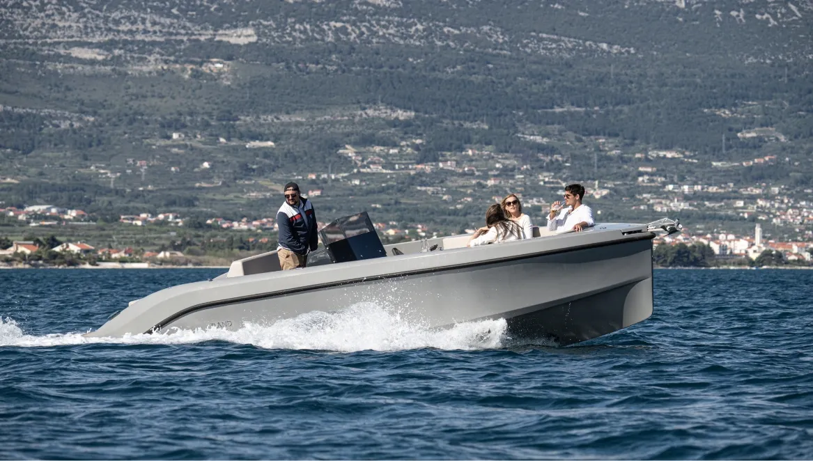 Rand Play 24, boot varend op zee met passagiers