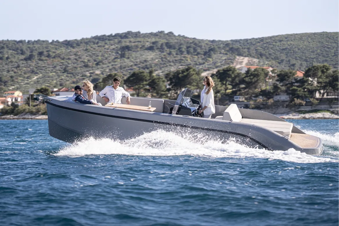 Rand Play 24, boot varend op zee met passagiers