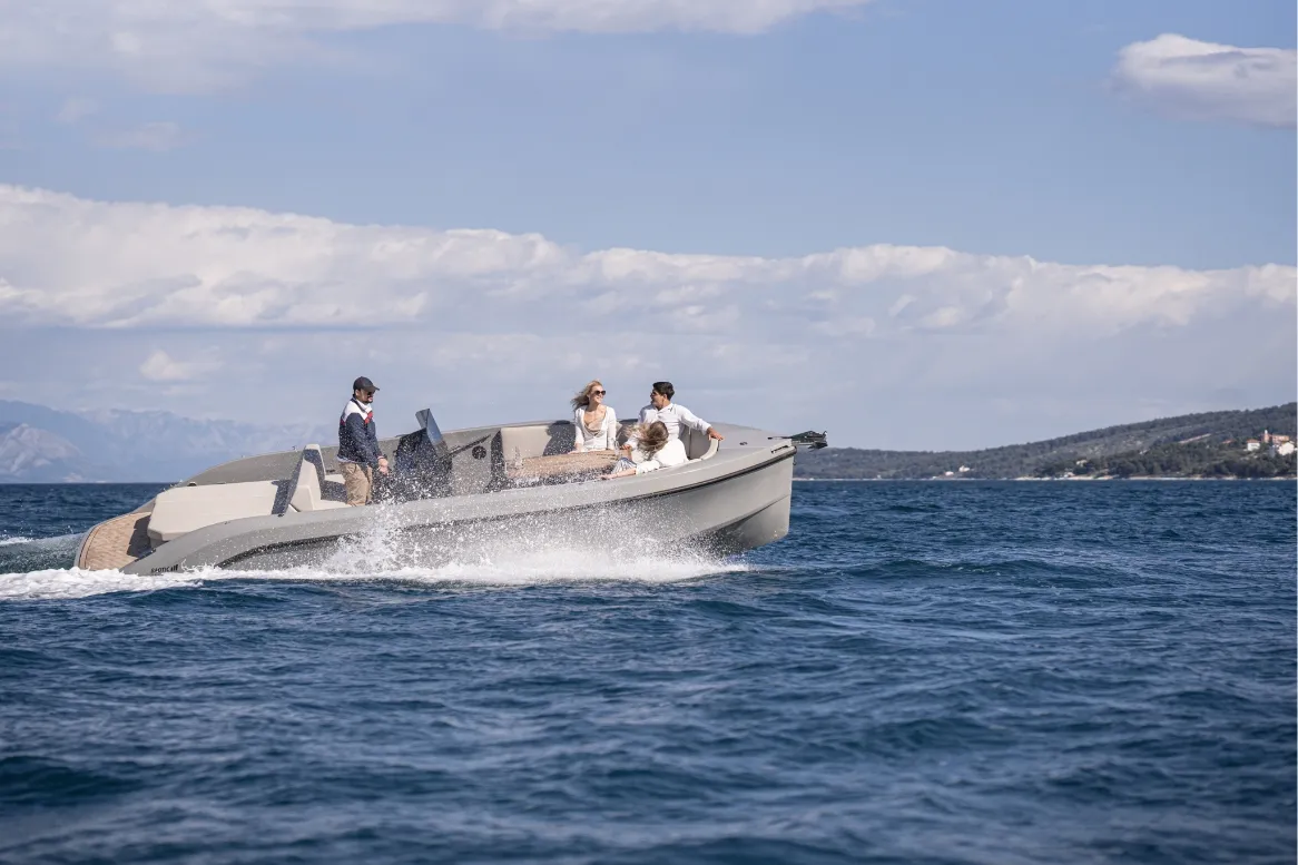 Rand Play 24, boot varend op zee met passagiers