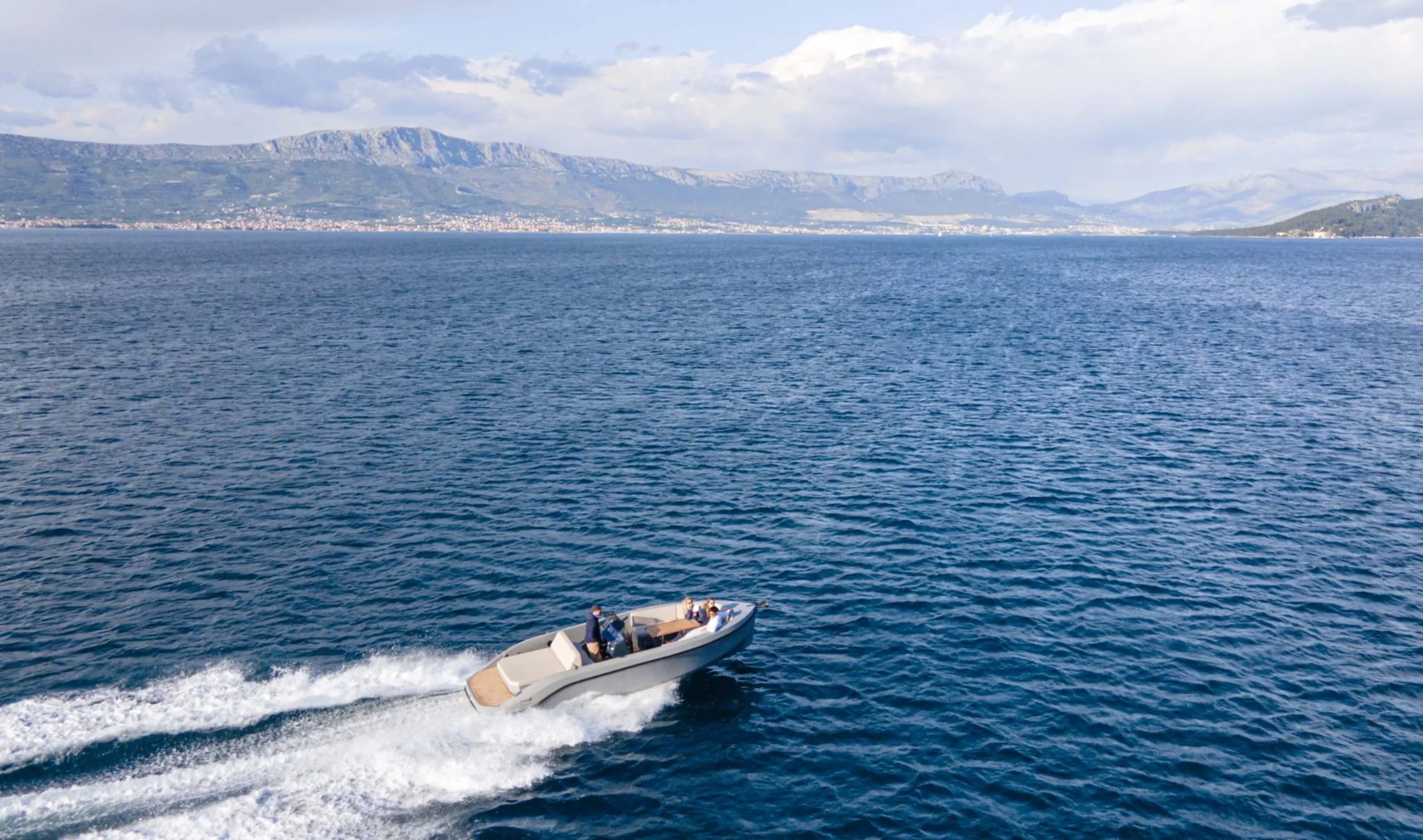 Rand Play 24, boot varend op zee