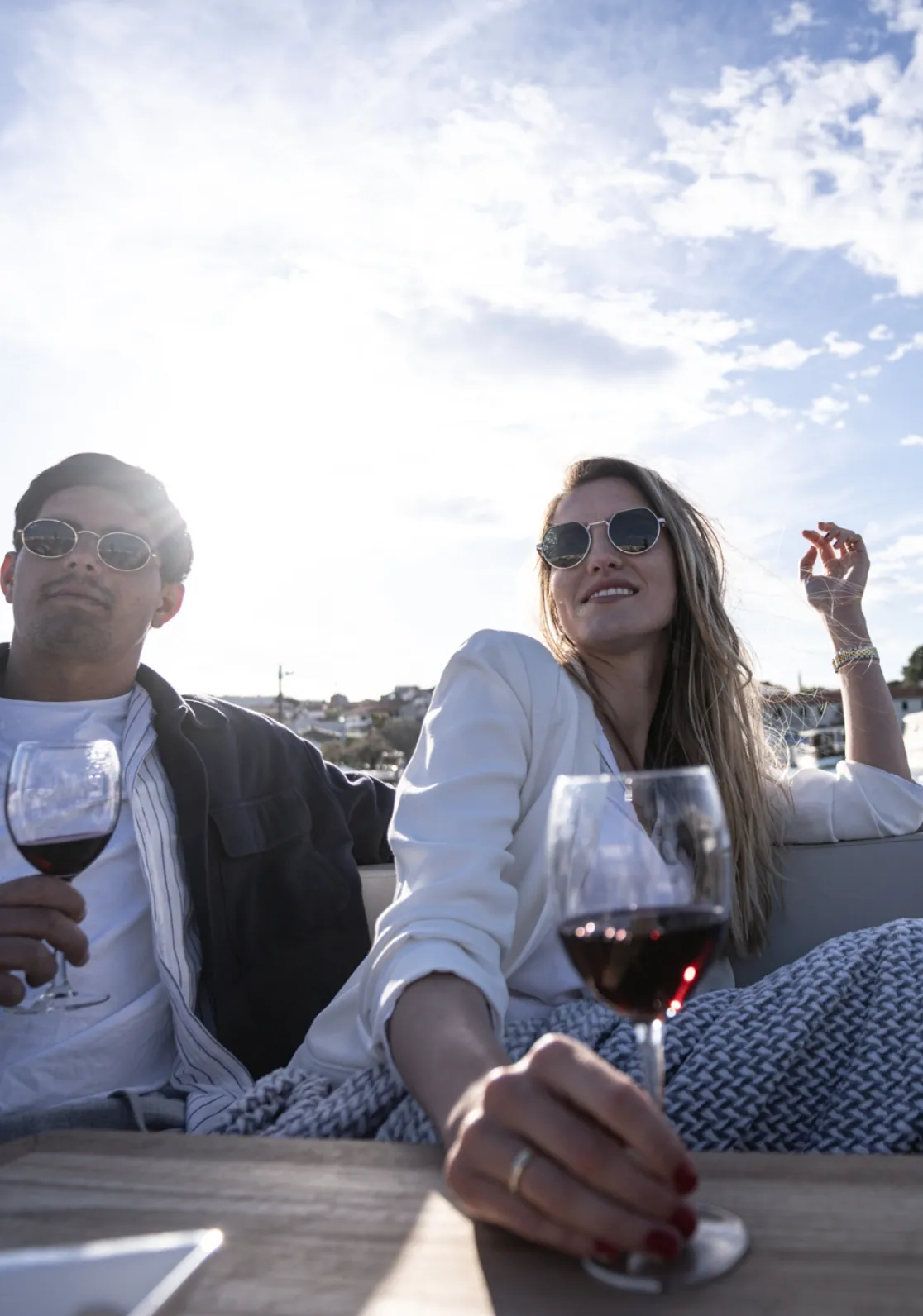 Rand Play 24, mensen met wijnglazen op boot