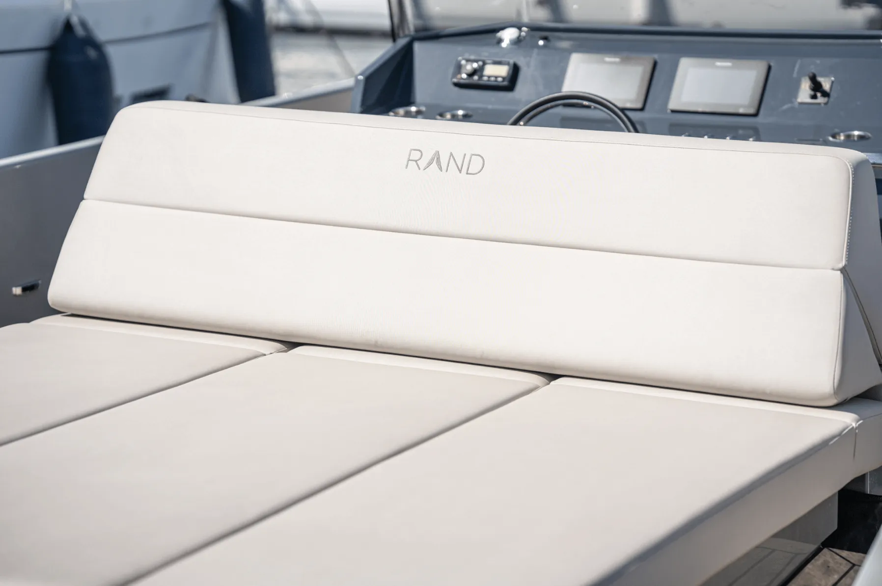 Rand Play 24, witte zitbank met stuurconsole