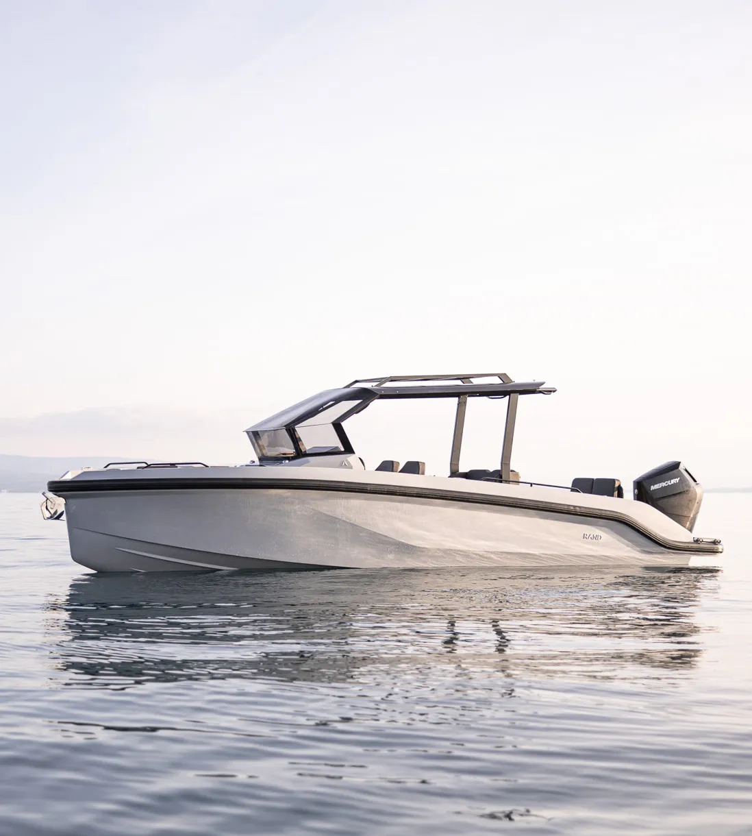 Rand Roamer 29, boot varend op stil water