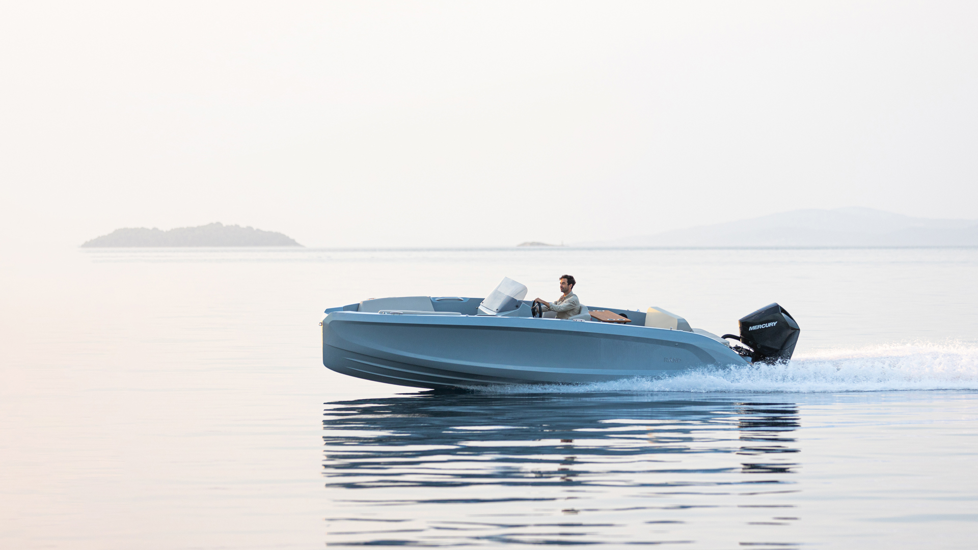 Rand Source 23, boot varend op zee