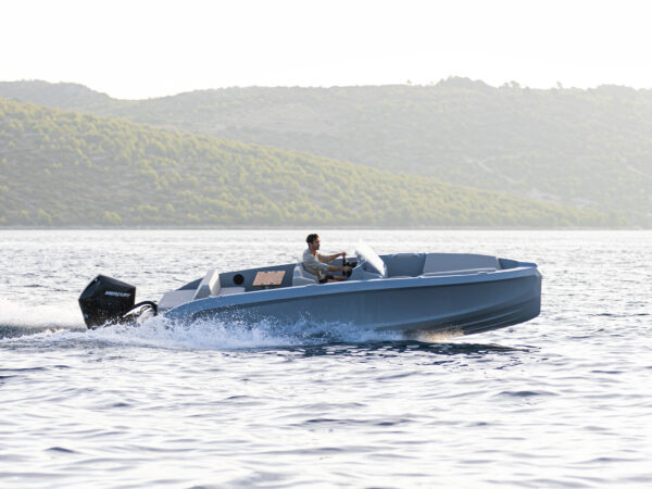 Rand Source 23, boot varend op zee