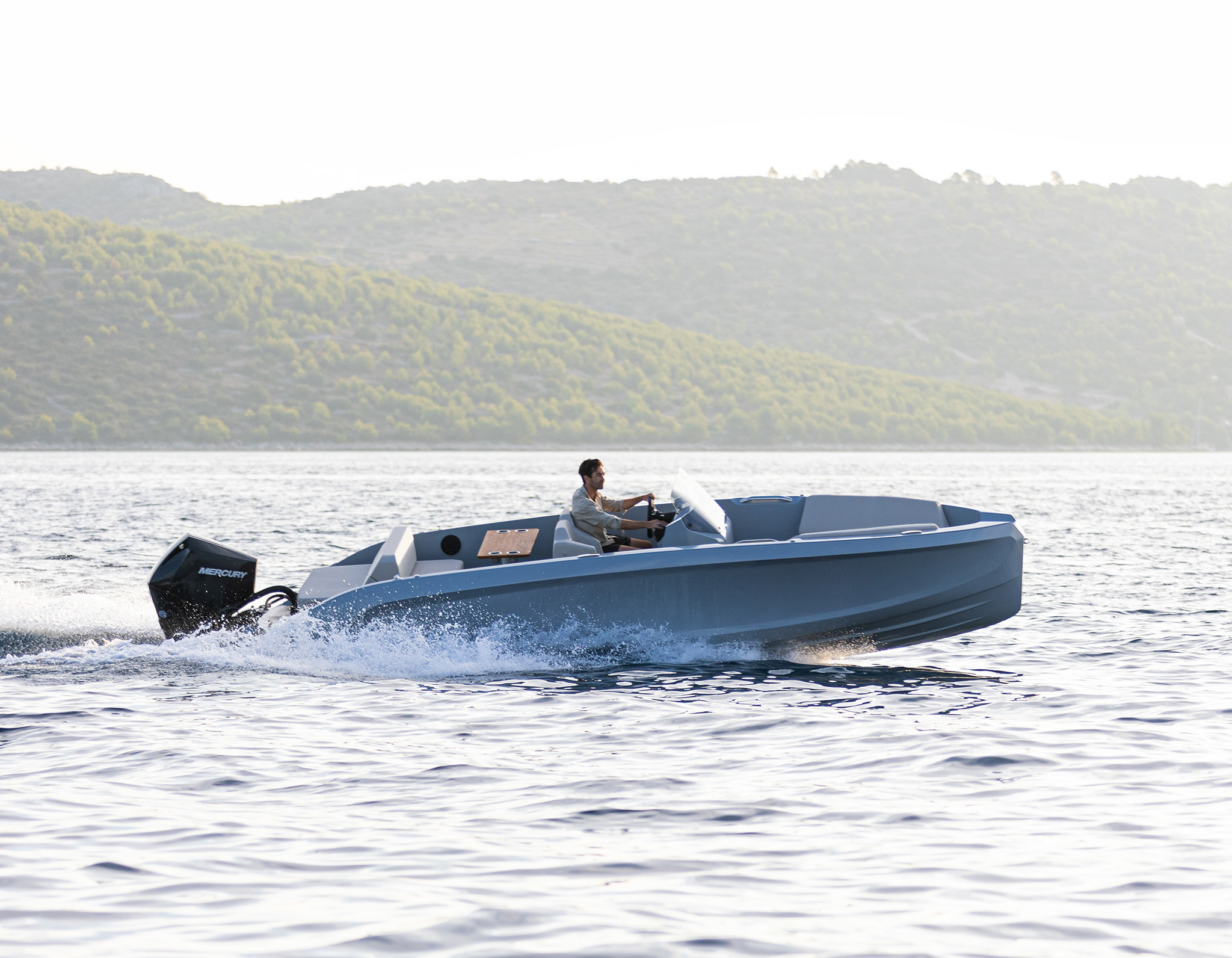 Rand Source 23, boot varend op zee