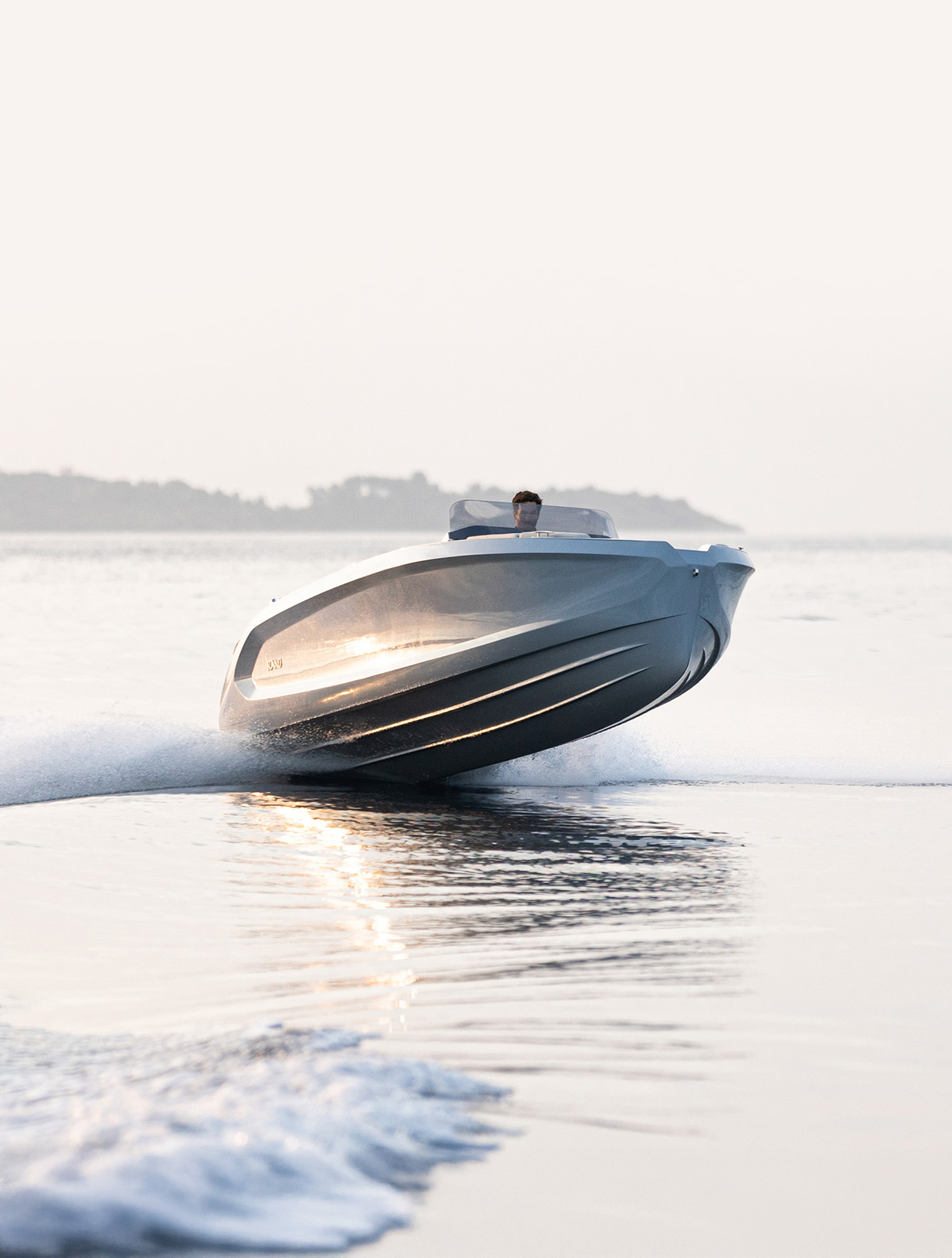 Rand Source 23, speedboot varend op zee