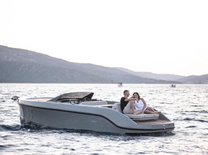Rand Spirit 25, boot varend op water met stel