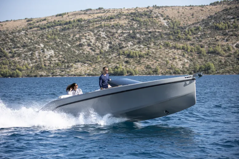 Rand Spirit 25, boot varend op water