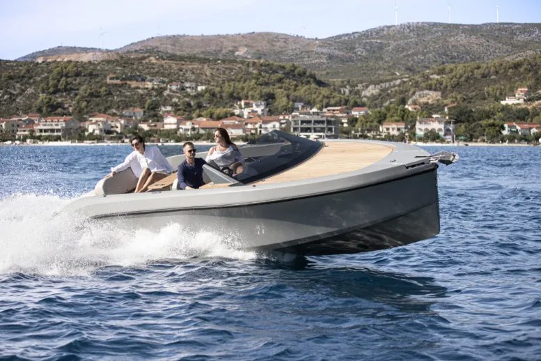 Rand Spirit 25, boot varend op zee
