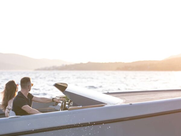 Rand Spirit 25, koppel op boot bij zonsondergang