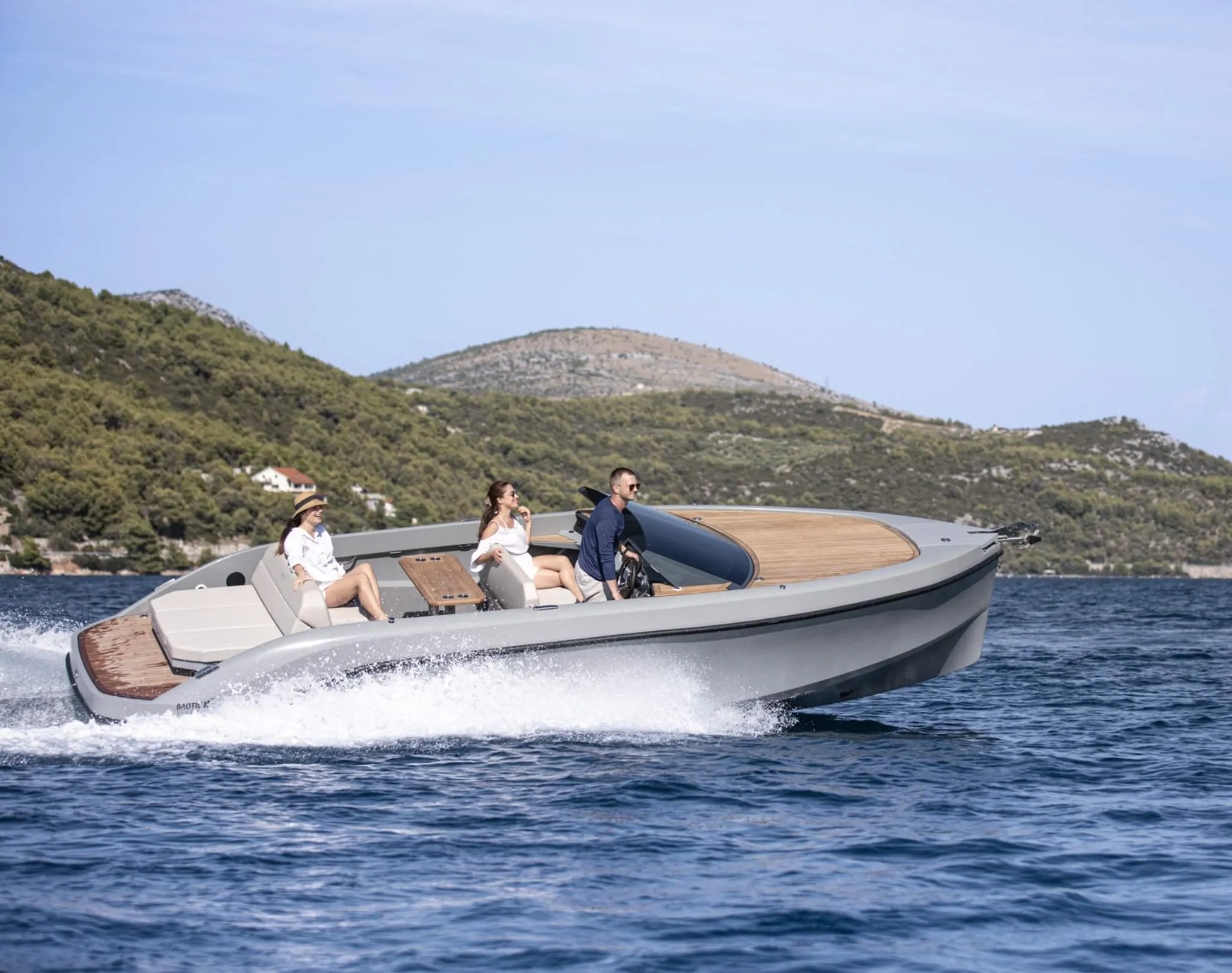 Rand Spirit 25, speedboot vaart snel over zee